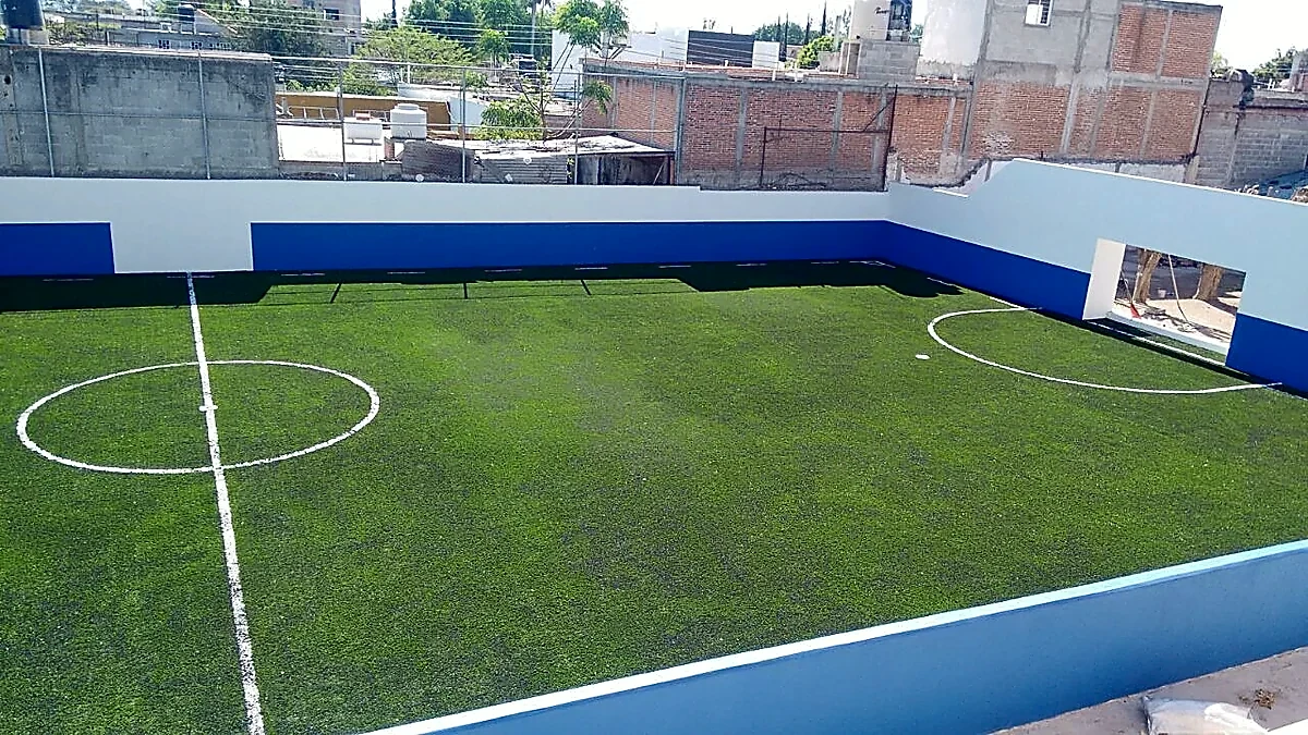 Cancha de fútbol rápido con pasto sintético en Rioverde, San Luis Potosí: la cancha desde la línea lateral