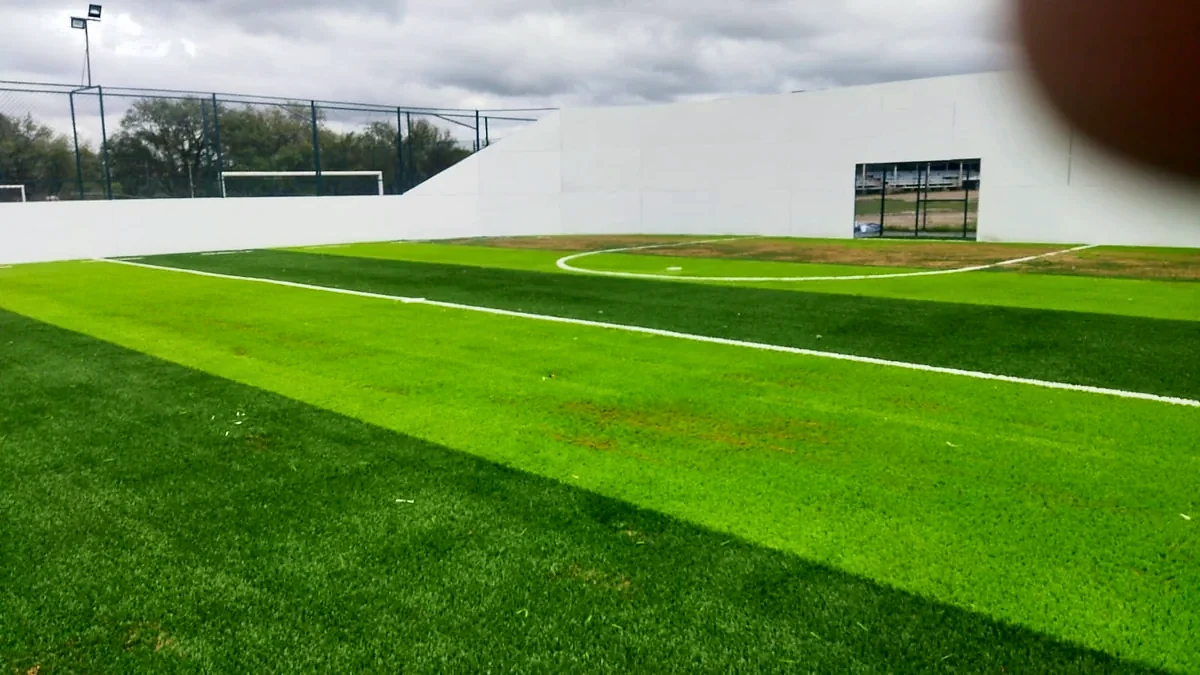 Detalle del pasto sintético de la cancha de fútbol rápido en Salinas, San Luis Potosí