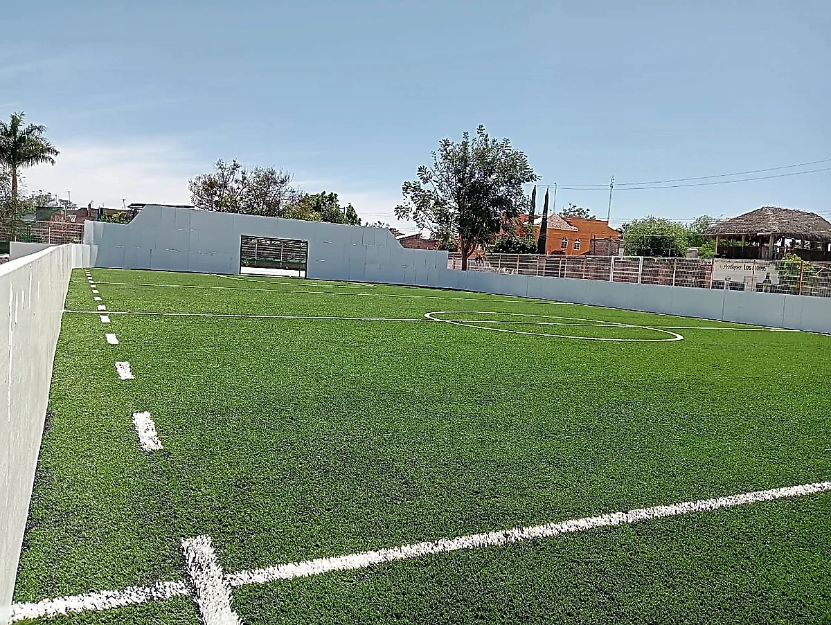 Cancha de fútbol rápido con pasto sintético en Unidad Deportiva Isla San Pablo, Rioverde, San Luis Potosí: pasto sintético deportivo recién cepillado