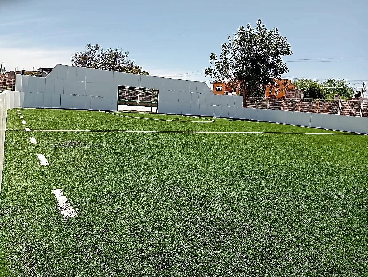 Cancha de fútbol rápido con pasto sintético en Unidad Deportiva Isla San Pablo, Rioverde, San Luis Potosí: la cancha desdel fondo
