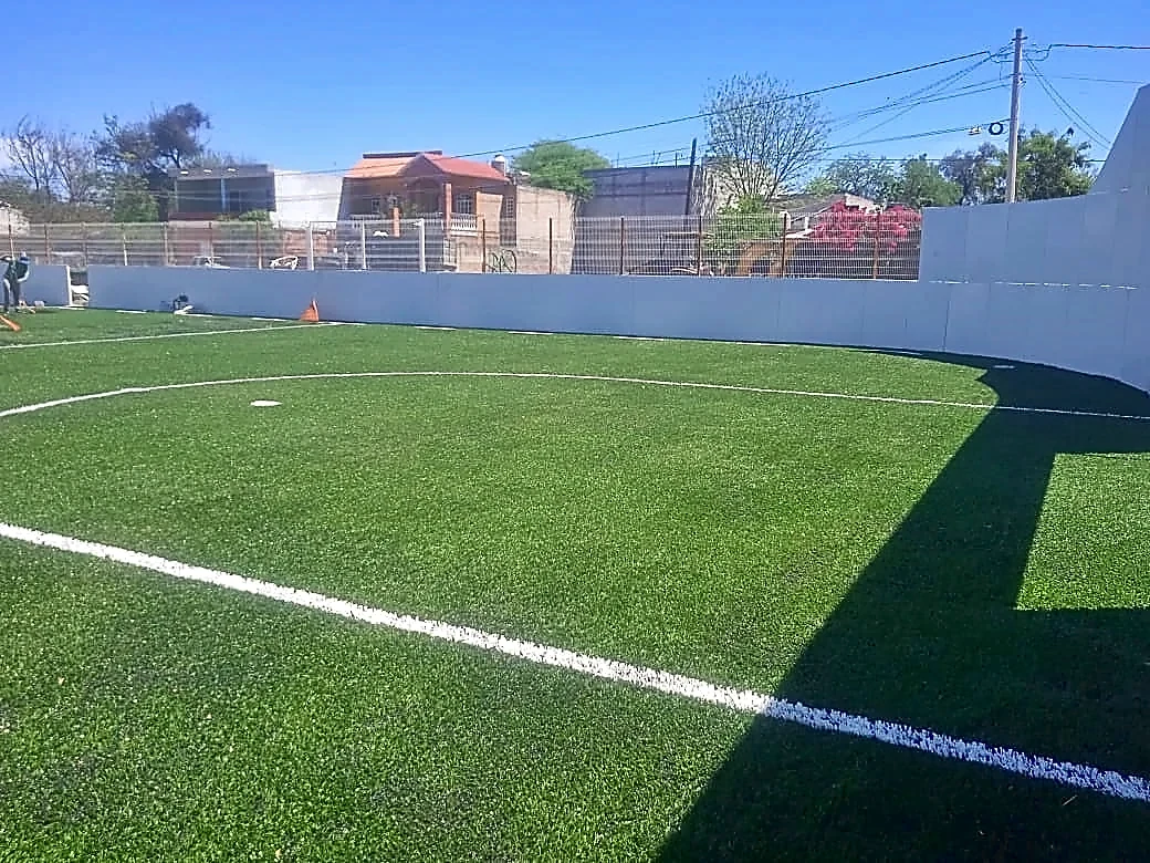 Cancha de fútbol rápido con pasto sintético en Unidad Deportiva Isla San Pablo, Rioverde, San Luis Potosí: vista de la cancha y su entorno