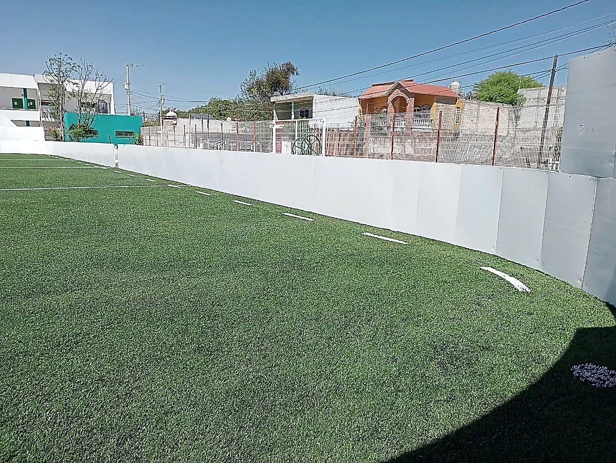 Detalle del pasto sintético de la cancha de fútbol rápido en Rioverde, San Luis Potosí
