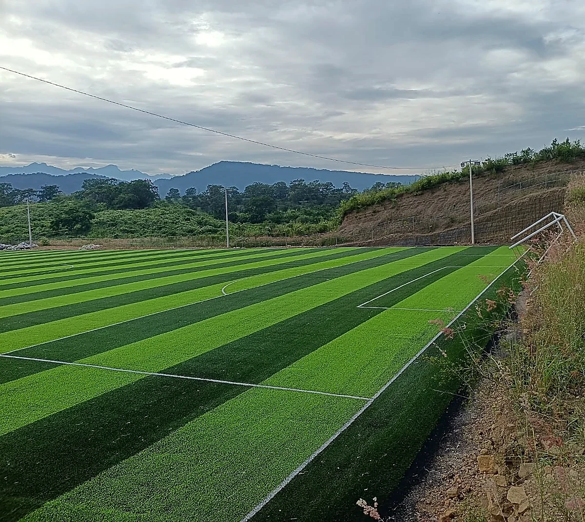 Cancha de fútbol soccer con pasto sintético en Axtla de Terrazas, San Luis Potosí: la cancha desde la línea lateral