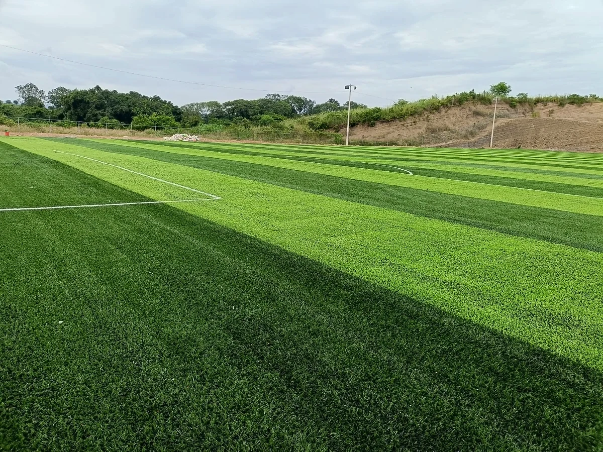 Cancha de fútbol soccer con pasto sintético en Axtla de Terrazas, San Luis Potosí: otra vista de la cancha