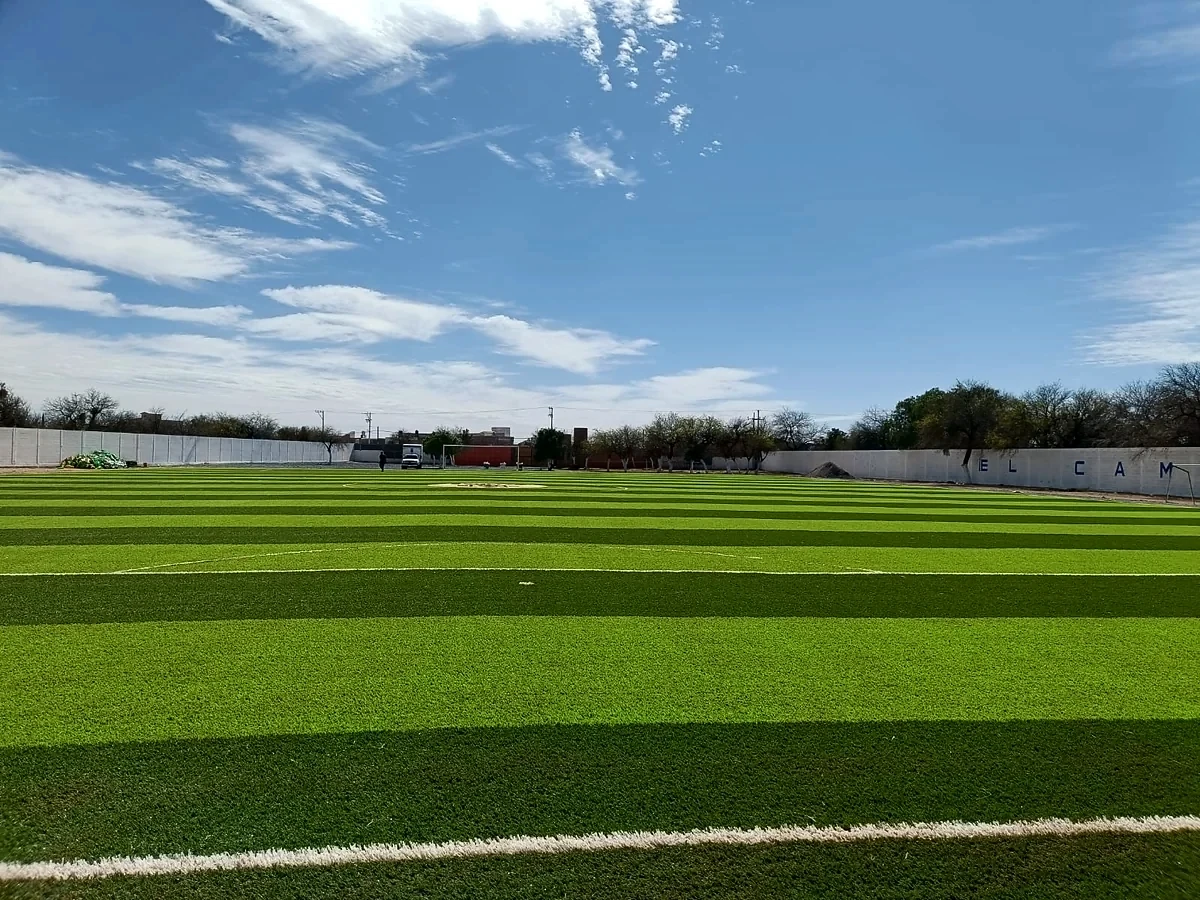Campo de soccer con pasto sintético en el Club de Leones, Salinas