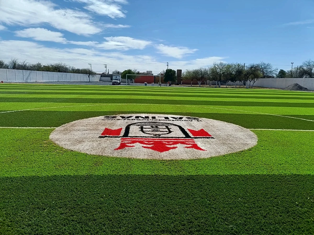 Campo de soccer con pasto sintético en el Club de Leones, Salinas
