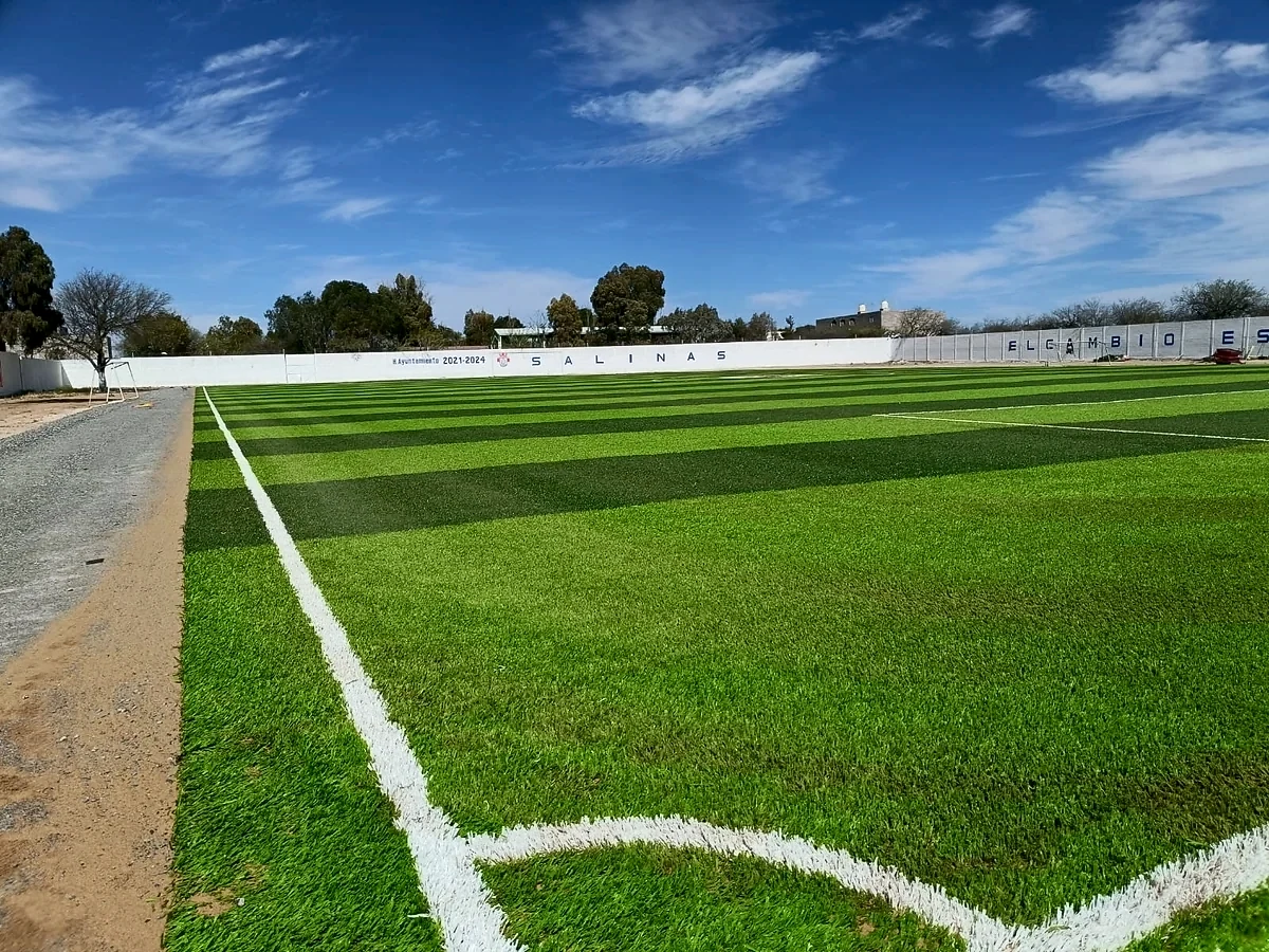 Campo de soccer con pasto sintético en el Club de Leones, Salinas