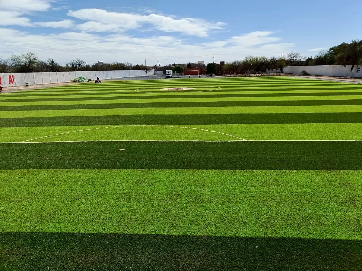 Detalle del pasto sintético de la cancha de fútbol soccer en Salinas, San Luis Potosí