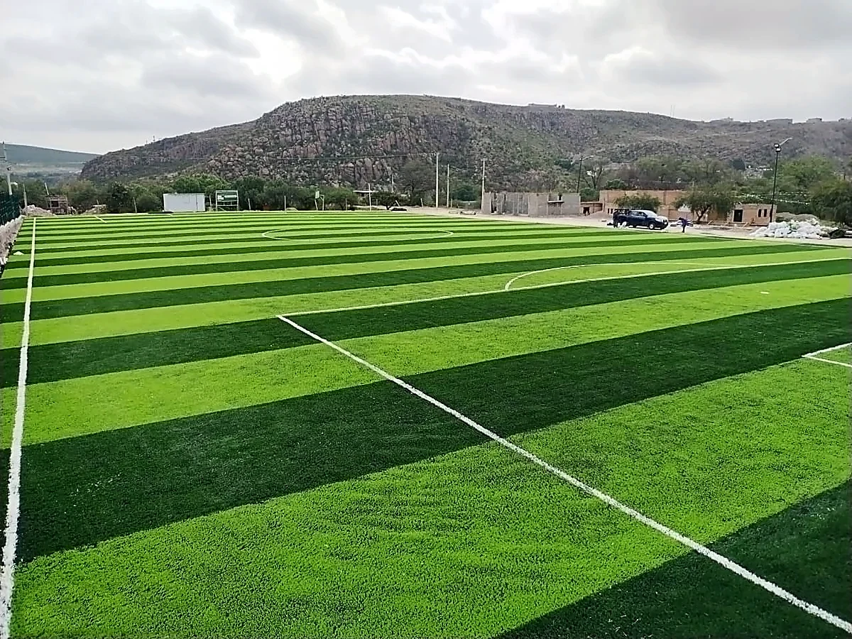 Cancha de fútbol soccer con pasto sintético en Cancha Escalerillas, San Luis Potosí, San Luis Potosí: líneas de juego insertadas en el pasto