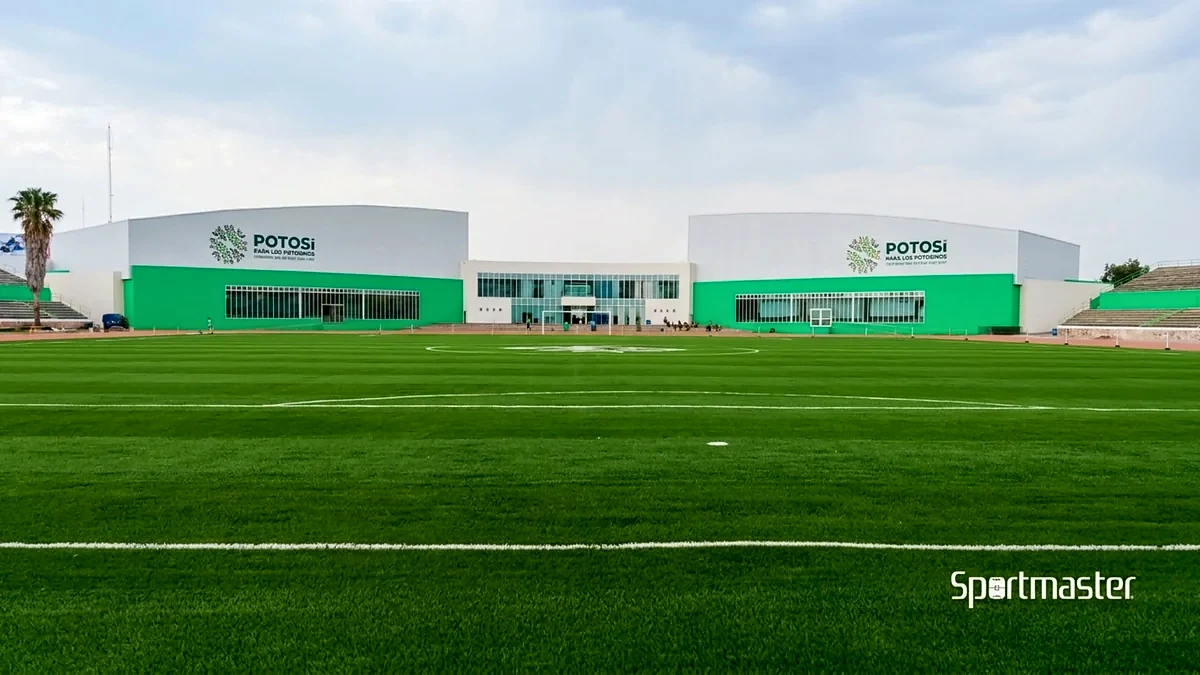 Cancha de fútbol soccer con pasto sintético en Centro de Desarrollo de Talentos y Alto Rendimiento Deportivo, San Luis Potosí