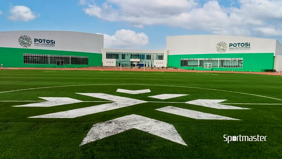 Cancha de fútbol soccer con pasto sintético en Centro de Desarrollo de Talentos y Alto Rendimiento Deportivo, San Luis Potosí, San Luis Potosí: líneas de juego insertadas en el pasto