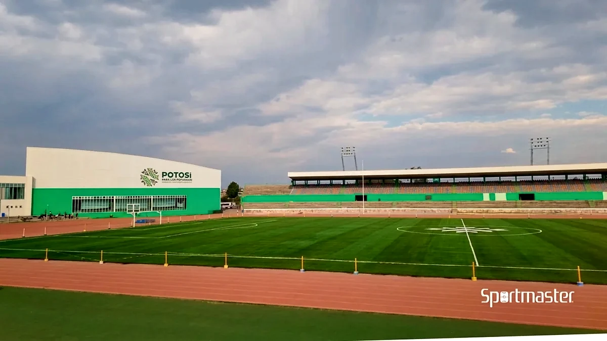 Cancha de fútbol soccer con pasto sintético en Centro de Desarrollo de Talentos y Alto Rendimiento Deportivo, San Luis Potosí, San Luis Potosí: la cancha desde la línea lateral