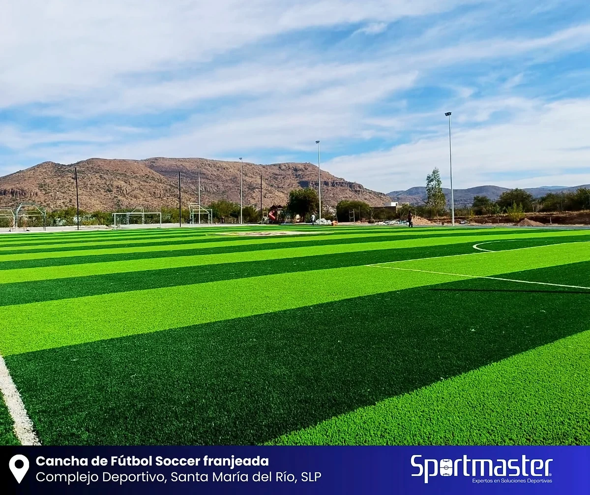 Cancha de fútbol soccer con pasto sintético en Complejo Deportivo Santa María del Río