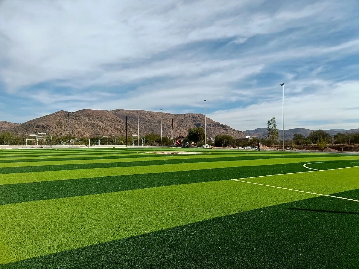 Cancha de fútbol soccer con pasto sintético en Santa María del Río, San Luis Potosí