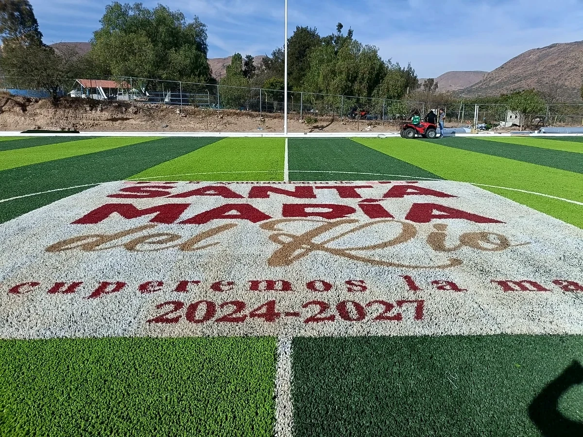 Cancha de fútbol soccer con pasto sintético en Santa María del Río, San Luis Potosí: la cancha desdel fondo