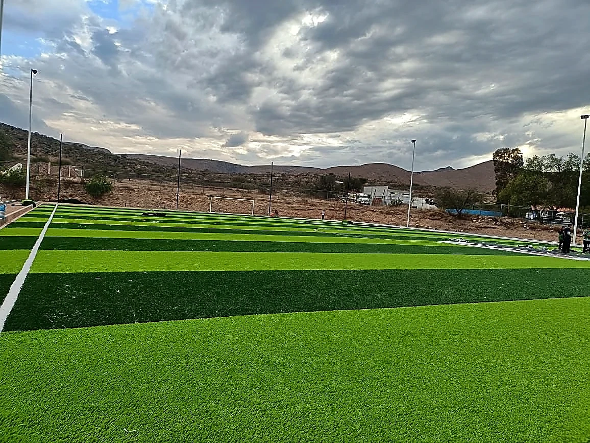 Detalle del pasto sintético de la cancha de fútbol soccer en Santa María del Río, San Luis Potosí