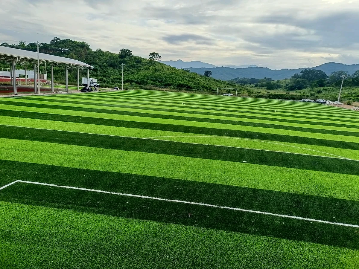 Cancha de fútbol soccer con pasto sintético en Unidad Deportiva para la Juventud, Axtla de Terrazas, San Luis Potosí