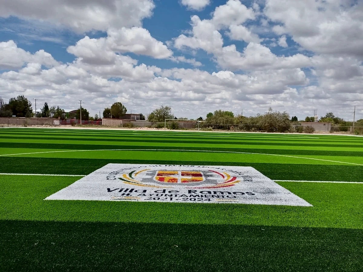 Cancha de fútbol soccer con pasto sintético en Villa de Ramos, San Luis Potosí: la cancha desdel fondo