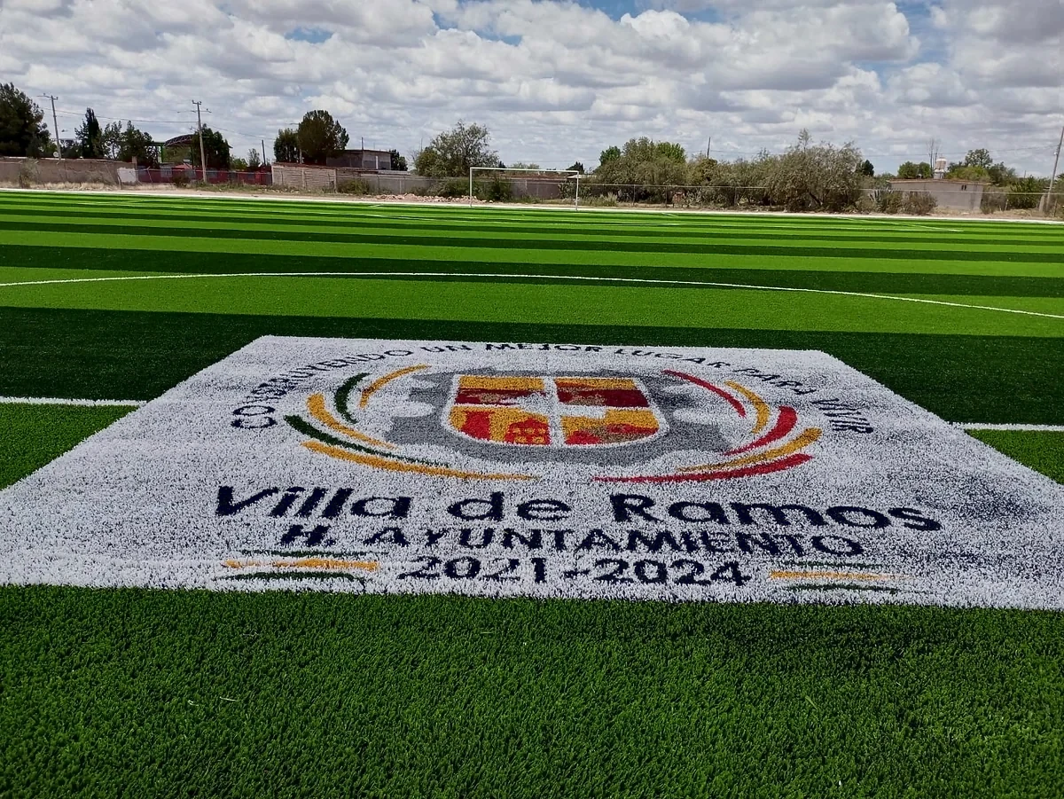 Cancha de fútbol soccer con pasto sintético en Villa de Ramos, San Luis Potosí: vista de la cancha y su entorno
