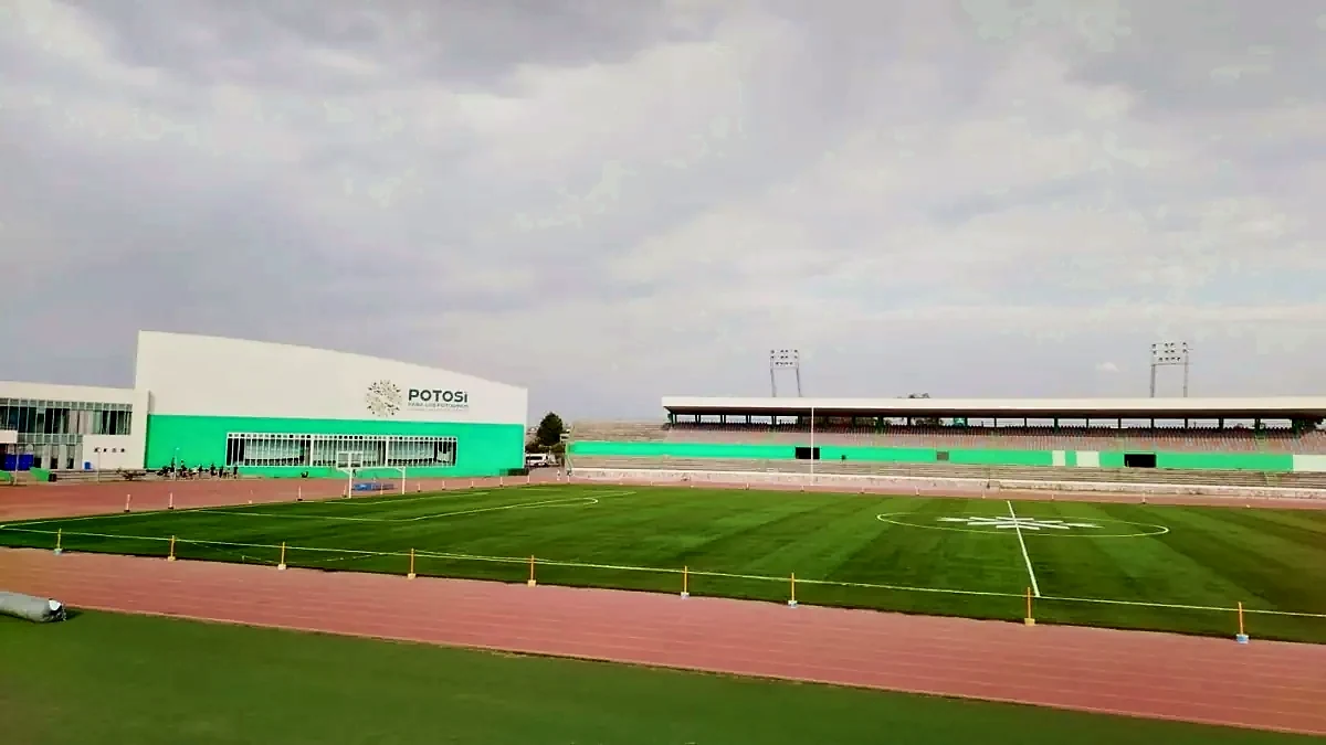 Panorámica de la cancha de pasto sintético y la pista de atletismo del Estadio Plan de San Luis, SLP