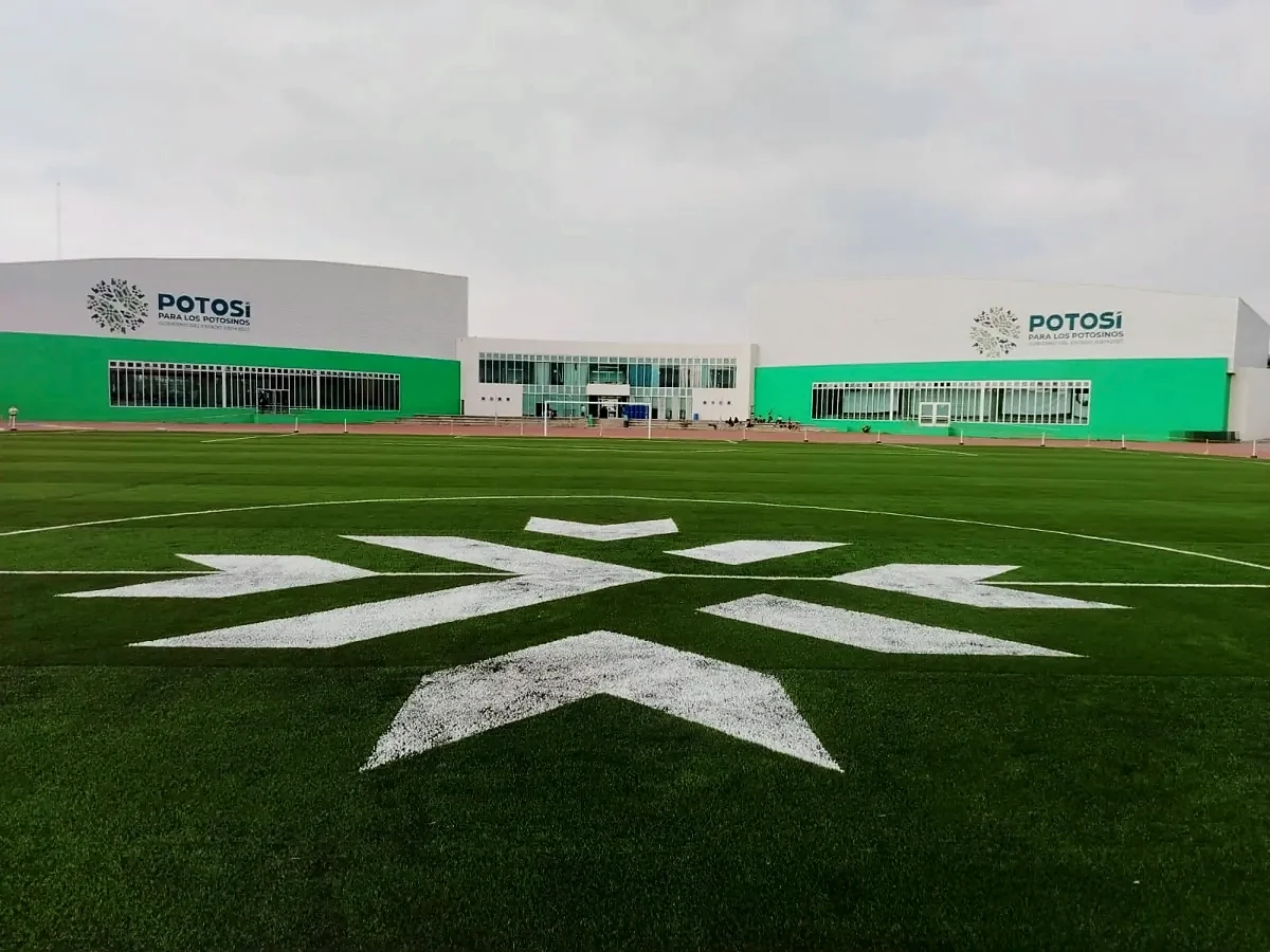 Detalle del logotipo cortado en pasto sintético en el Estadio Plan de San Luis, San Luis Potosí