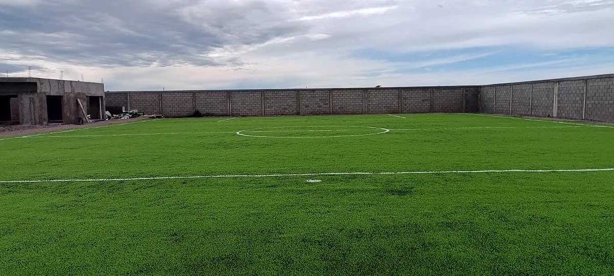Cancha de fútbol 7 con pasto sintético en Campestre 53 los Mochis, Sinaloa: la cancha desdel fondo