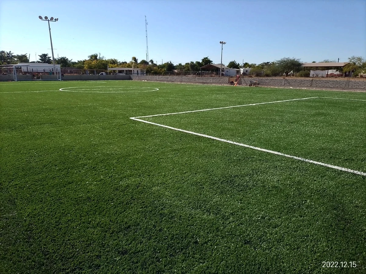 Detalle del pasto sintético de la cancha de fútbol 7 en Guasave, Sinaloa
