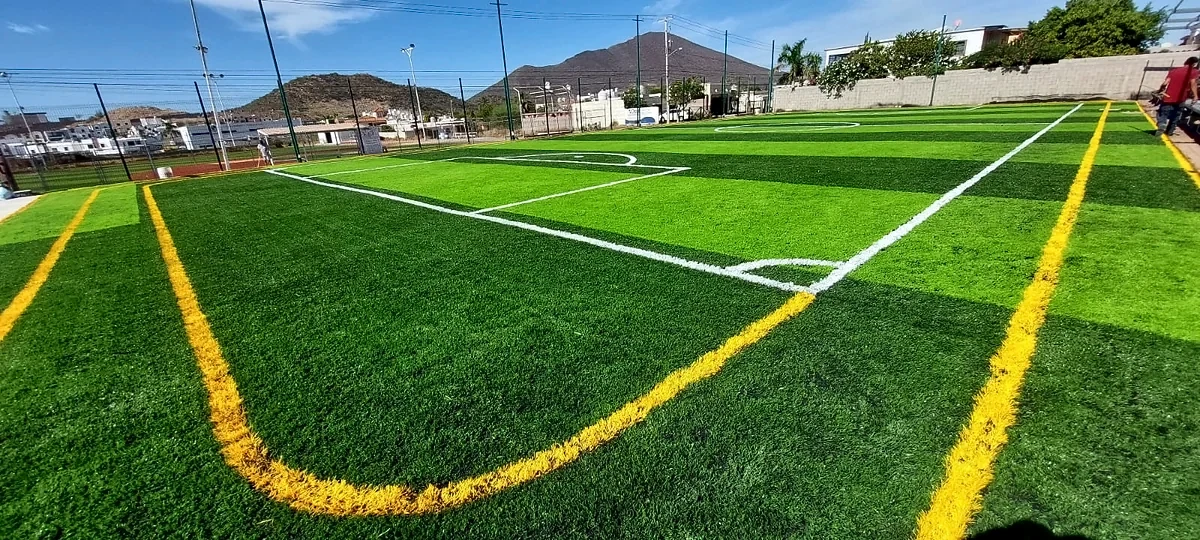 Cancha de fútbol 5 con pasto sintético en Instituto Regional Norte A.c., Guaymas, Sonora: líneas insertadas en el pasto sintético
