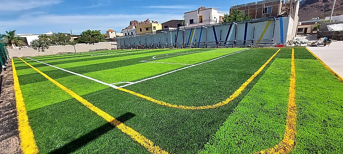 Detalle del pasto sintético de la cancha de fútbol 5 en Guaymas, Sonora