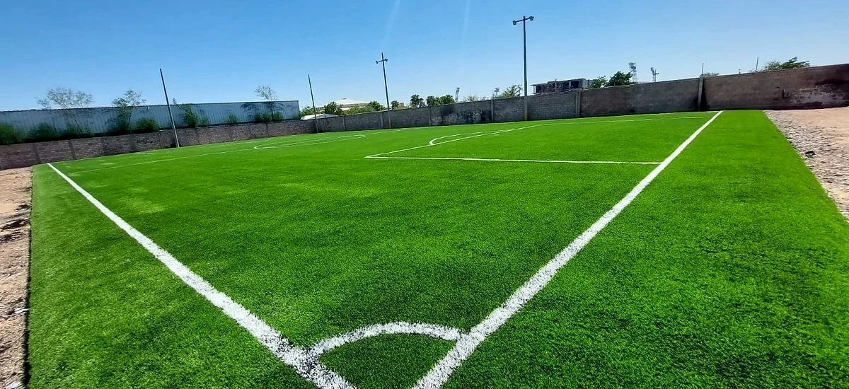 Detalle del pasto sintético de la cancha de fútbol 7 en Hermosillo, Sonora