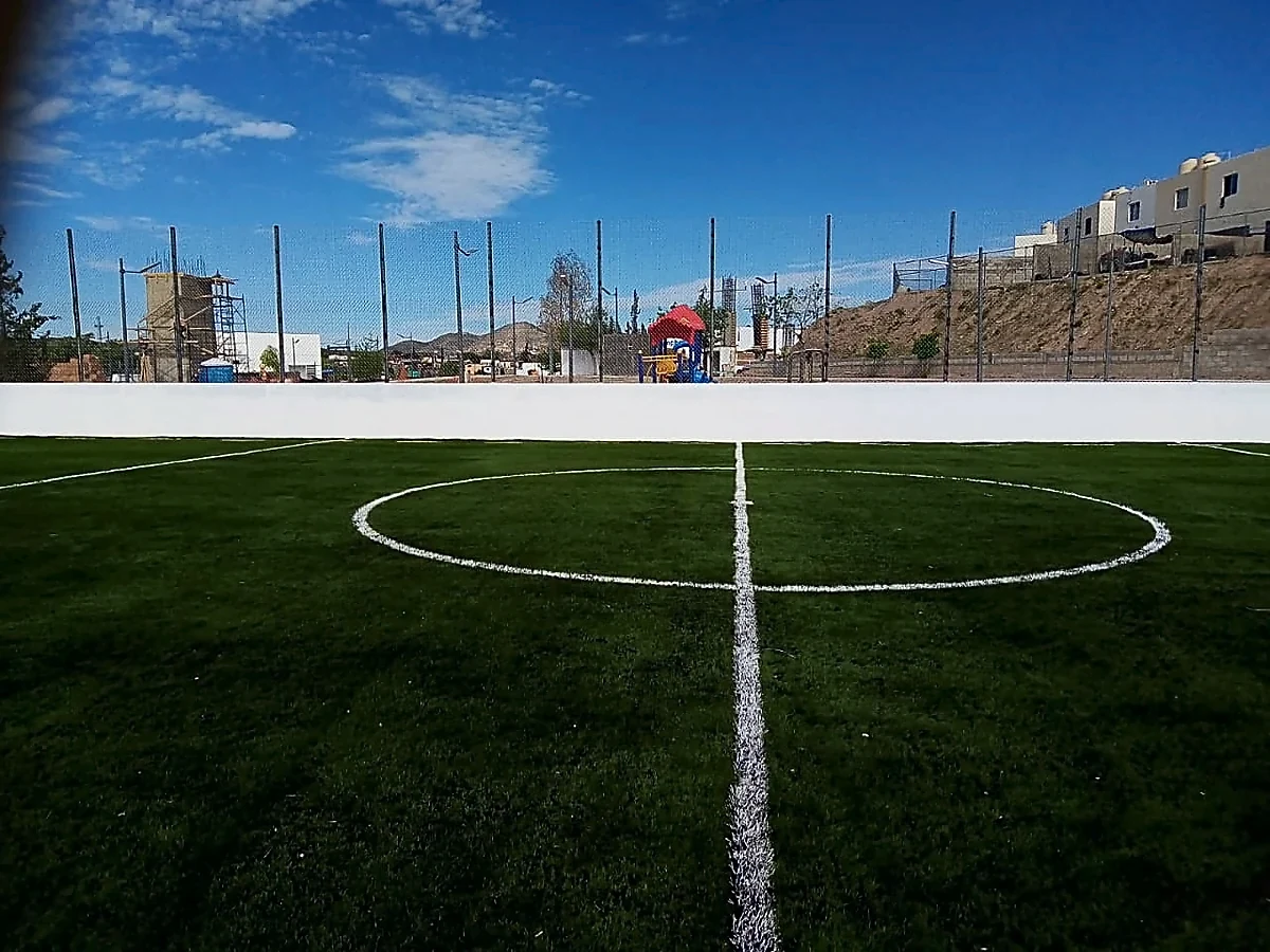 Cancha de fútbol rápido con pasto sintético en Nogales, Sonora: pasto sintético deportivo recién cepillado