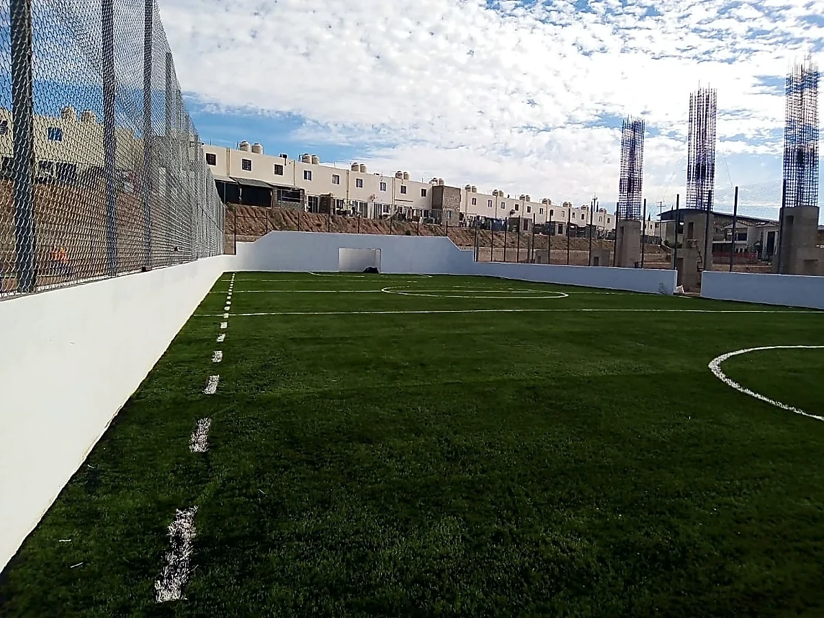 Cancha de fútbol rápido con pasto sintético en Nogales, Sonora: la cancha desdel fondo