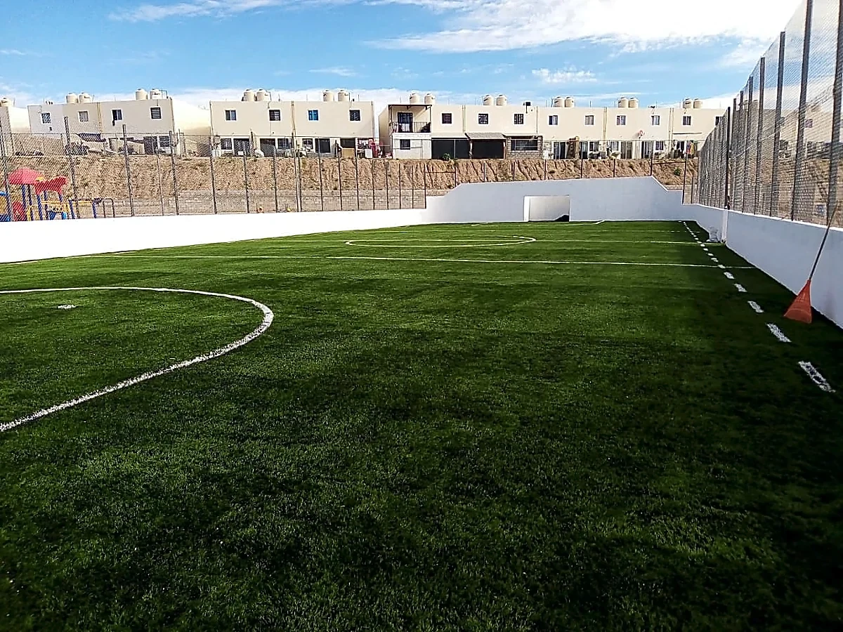 Detalle del pasto sintético de la cancha de fútbol rápido en Nogales, Sonora