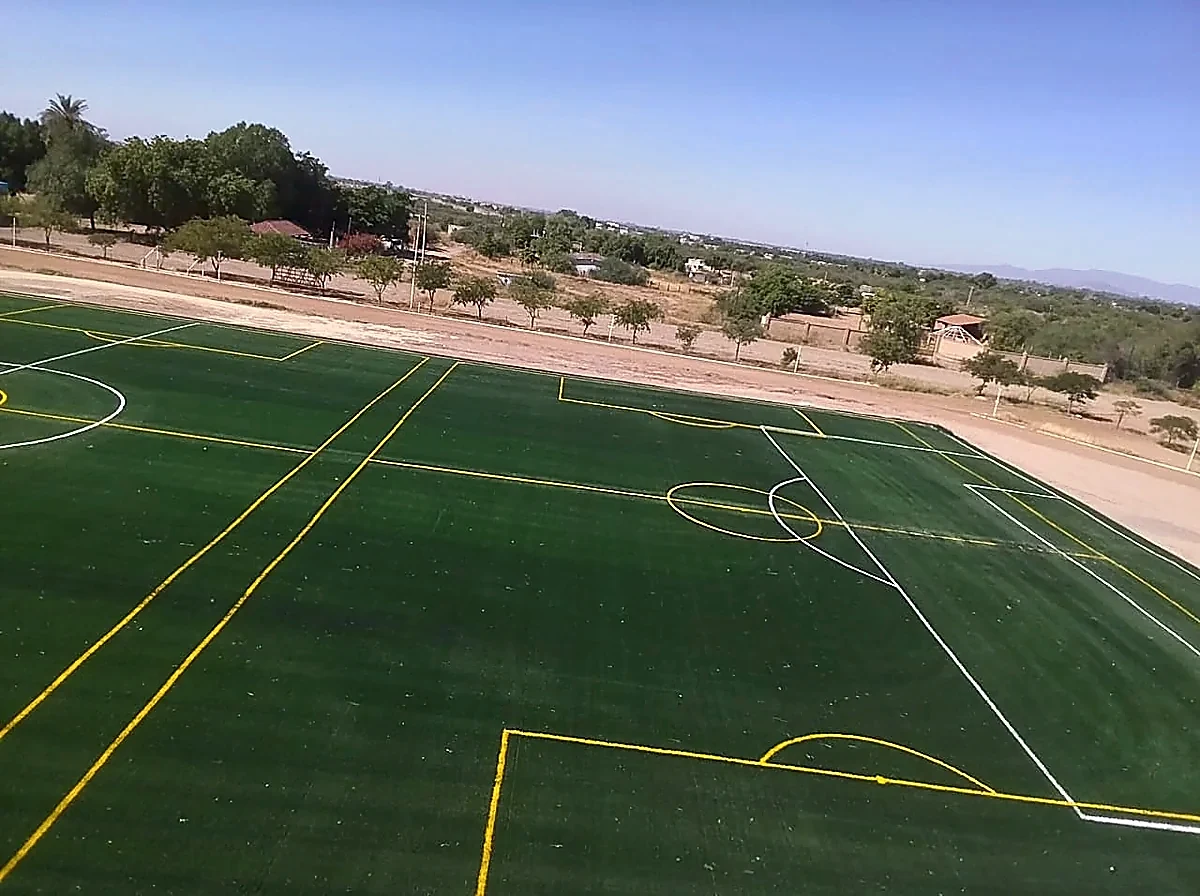 Cancha de fútbol soccer con pasto sintético en Colegio Teresiano de la Veracruz, Ciudad Obregón