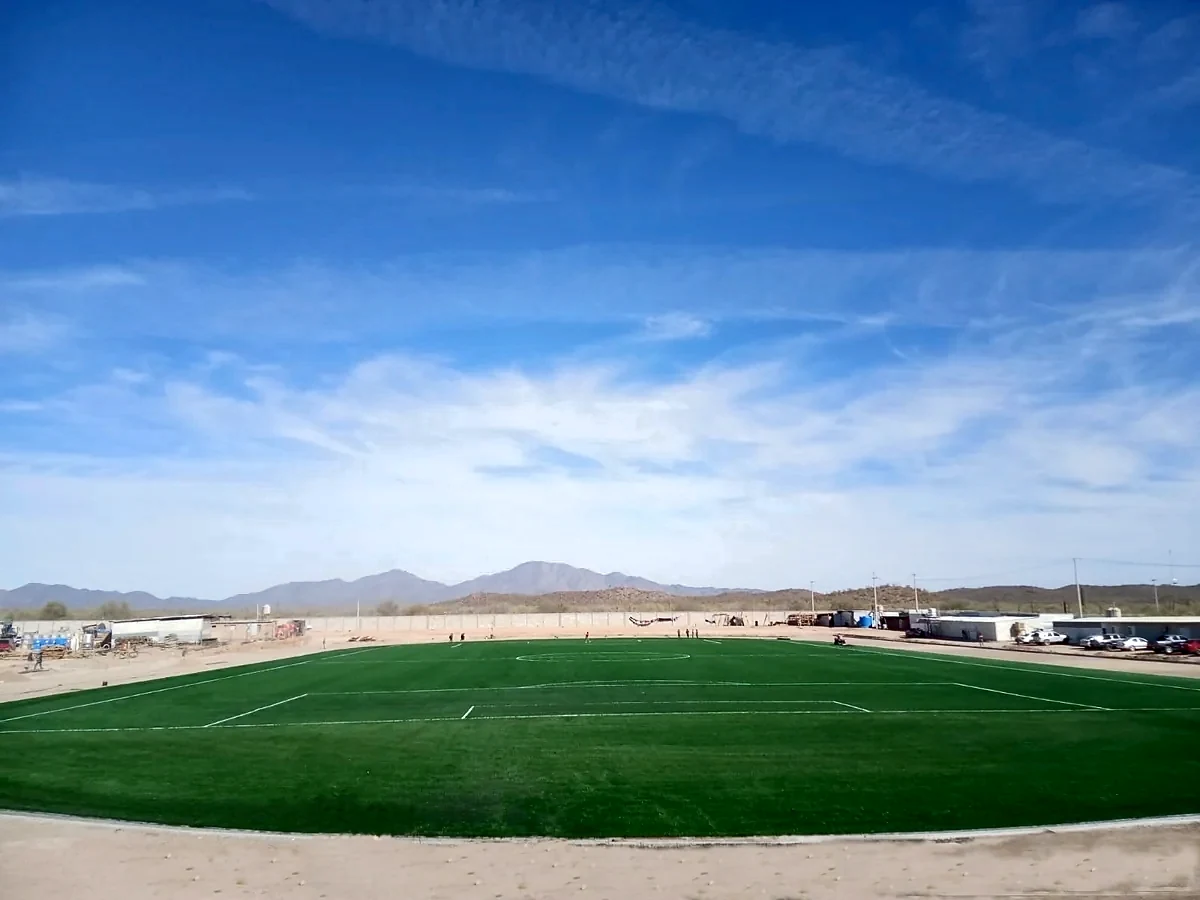 Cancha de fútbol soccer con pasto sintético en Instalaciones de la SEDENA, Caborca