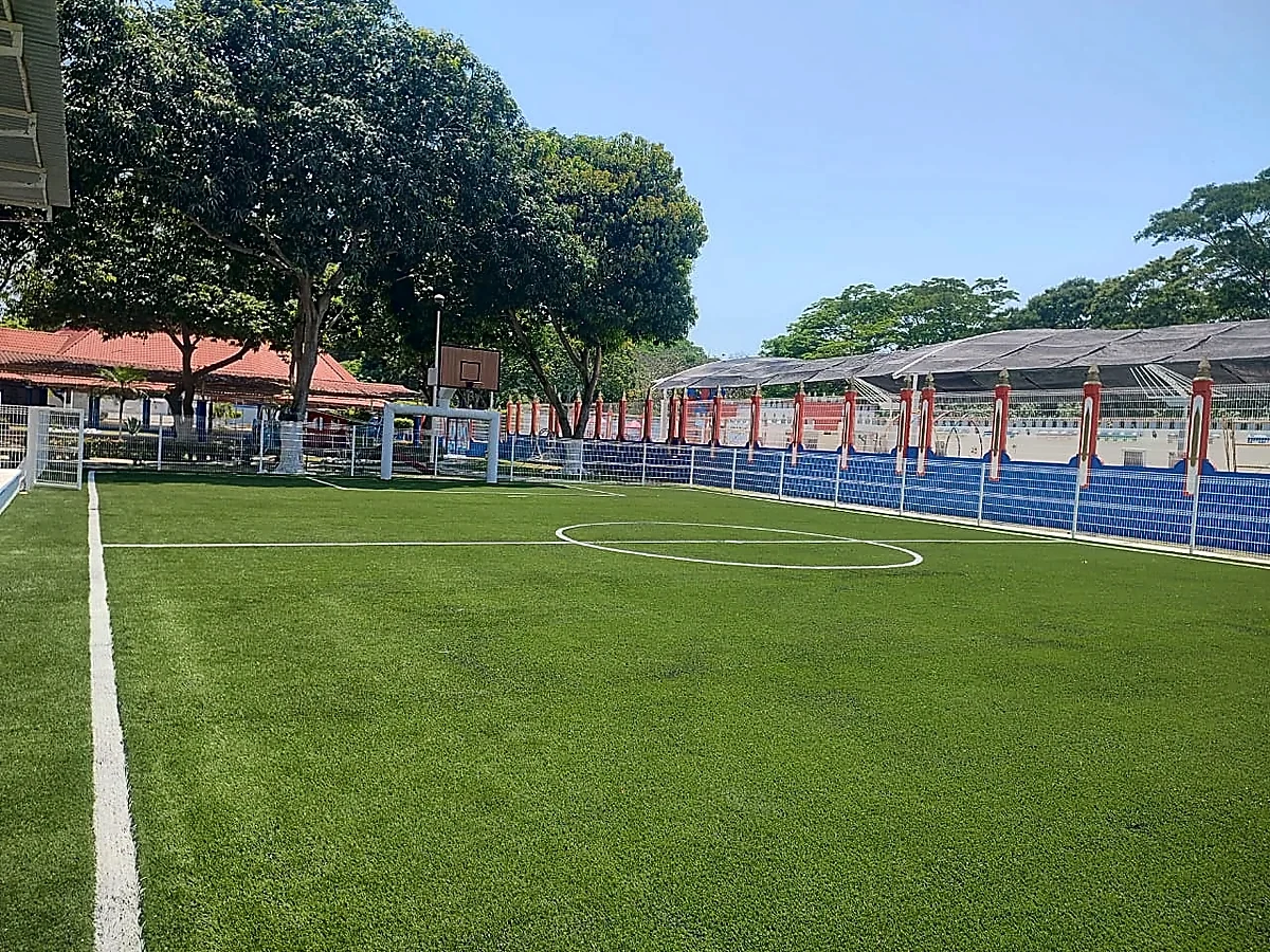 Cancha de fútbol 7 con pasto sintético en Acachanpan, Villahermosa, Tabasco: líneas de juego insertadas en el mismo pasto