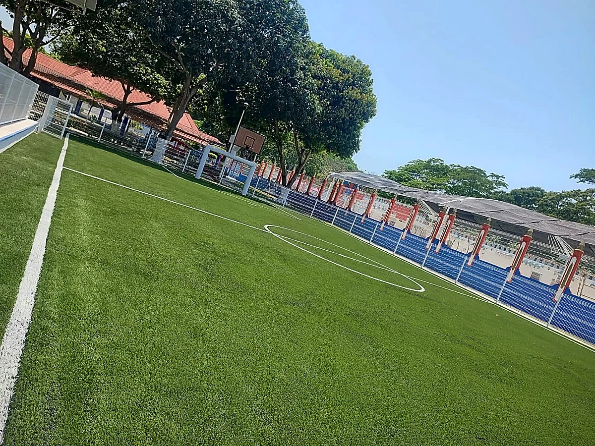 Cancha de fútbol 7 con pasto sintético en Acachanpan, Villahermosa, Tabasco: la cancha desde la línea lateral