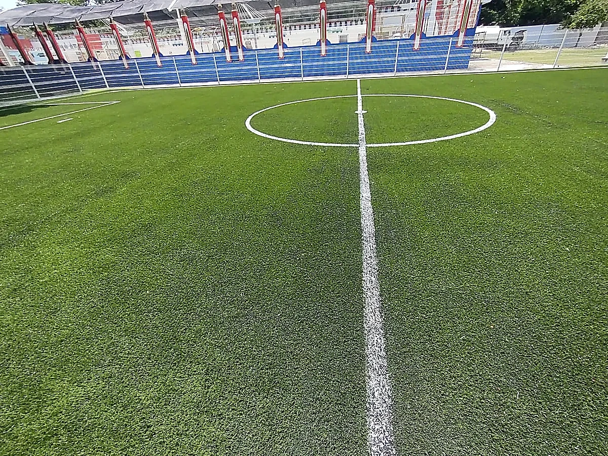 Cancha de fútbol 7 con pasto sintético en Acachanpan, Villahermosa, Tabasco: la cancha desdel fondo
