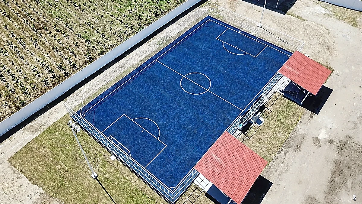 Cancha de fútbol 7 con pasto sintético en Área Recreativa Unidad y Compromiso (pasto azul), Villahermosa, Tabasco: líneas de juego insertadas en el mismo pasto