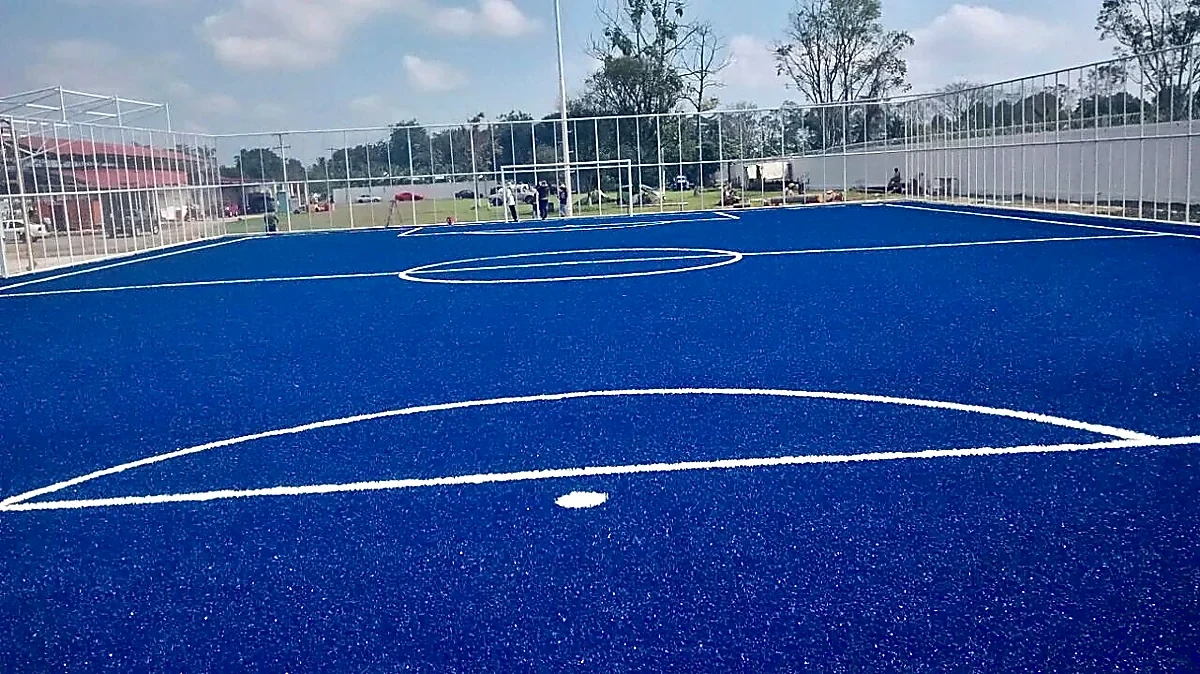 Cancha de fútbol 7 con pasto sintético en Área Recreativa Unidad y Compromiso (pasto azul), Villahermosa, Tabasco: la cancha desdel fondo