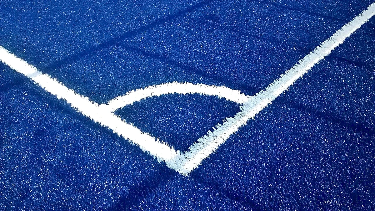 Detalle del pasto sintético de la cancha de fútbol 7 en Villahermosa, Tabasco