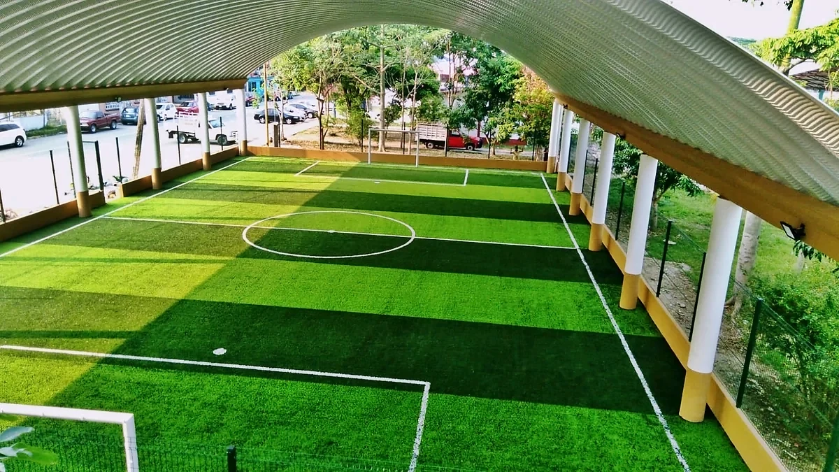 Cancha de fútbol 7 con pasto sintético en Fraccionamiento San Antonio, Cunduacán, Tabasco: la cancha desde la línea lateral