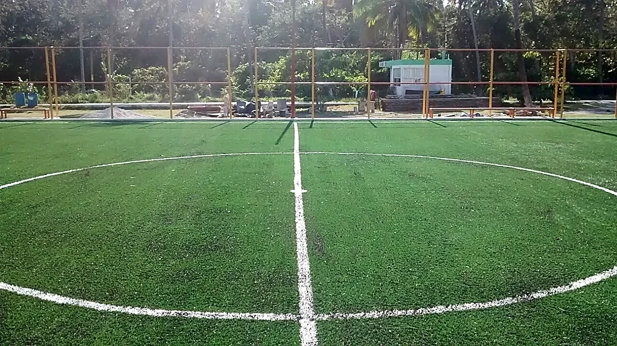 Cancha de fútbol 7 con pasto sintético en Universidad Politécnica del Golfo de México, Paraíso, Tabasco: la cancha desde la línea lateral