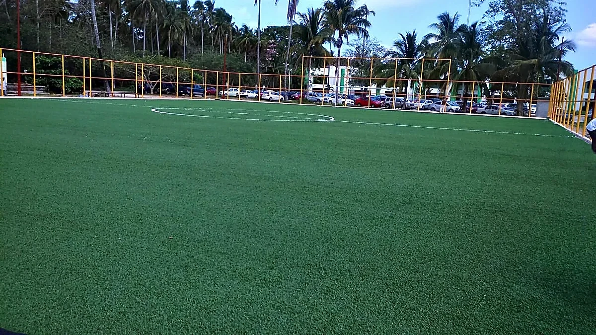 Detalle del pasto sintético de la cancha de fútbol 7 en Paraíso, Tabasco