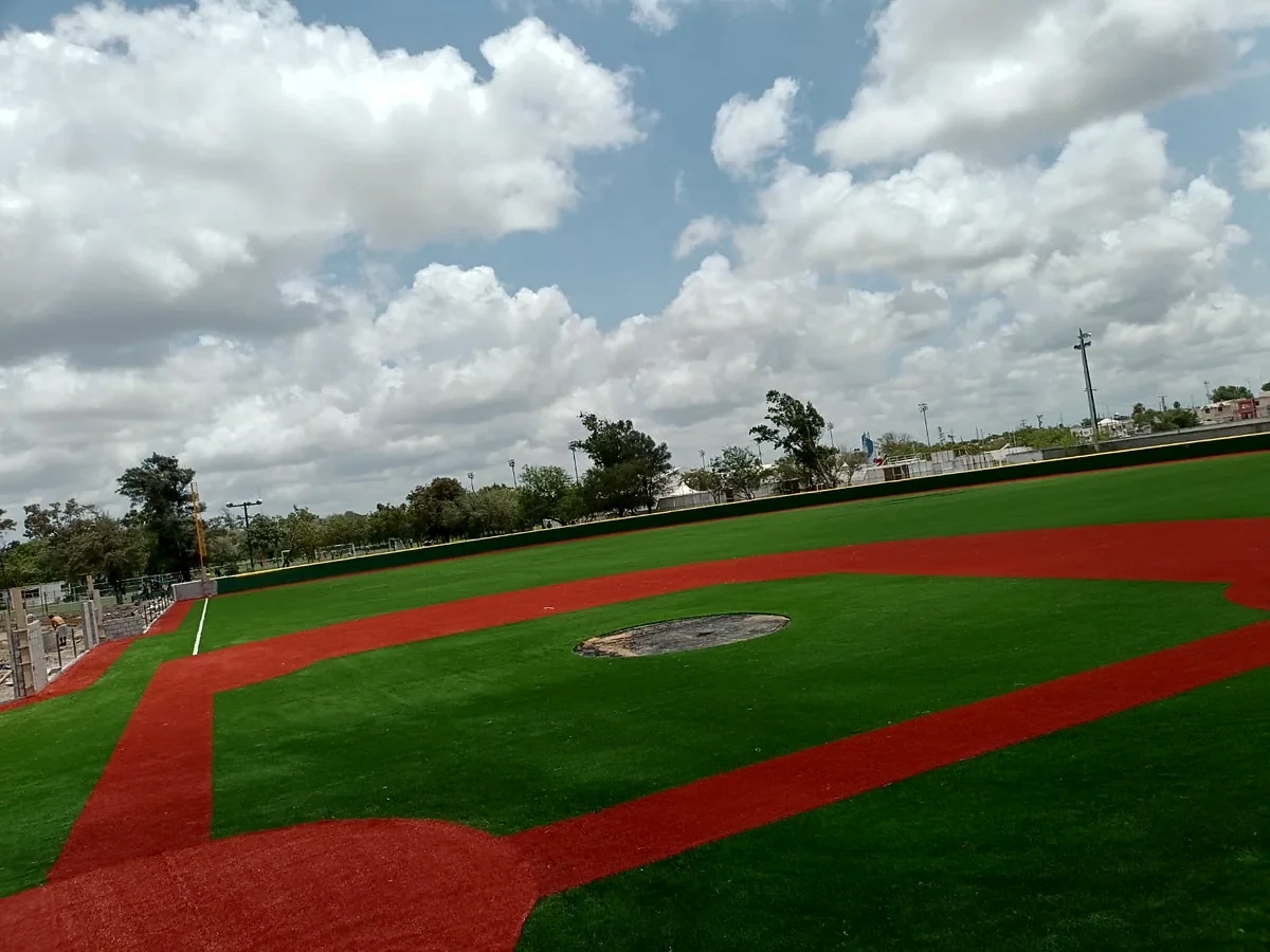 Campo de béisbol con pasto sintético y montículo del lanzador en el Parque de Béisbol Felipe Braza, Matamoros