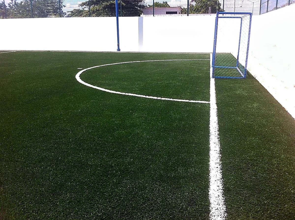 Cancha de fútbol 5 con pasto sintético en Campo Deportivo de la Colonia Praxedis Balboa, González, Tamaulipas: otra vista de la cancha