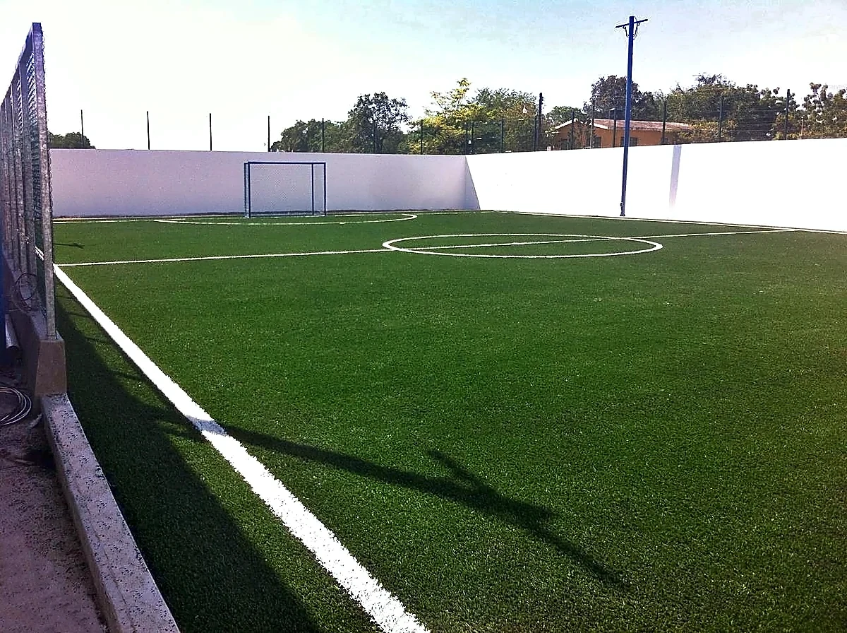 Detalle del pasto sintético de la cancha de fútbol 5 en González, Tamaulipas