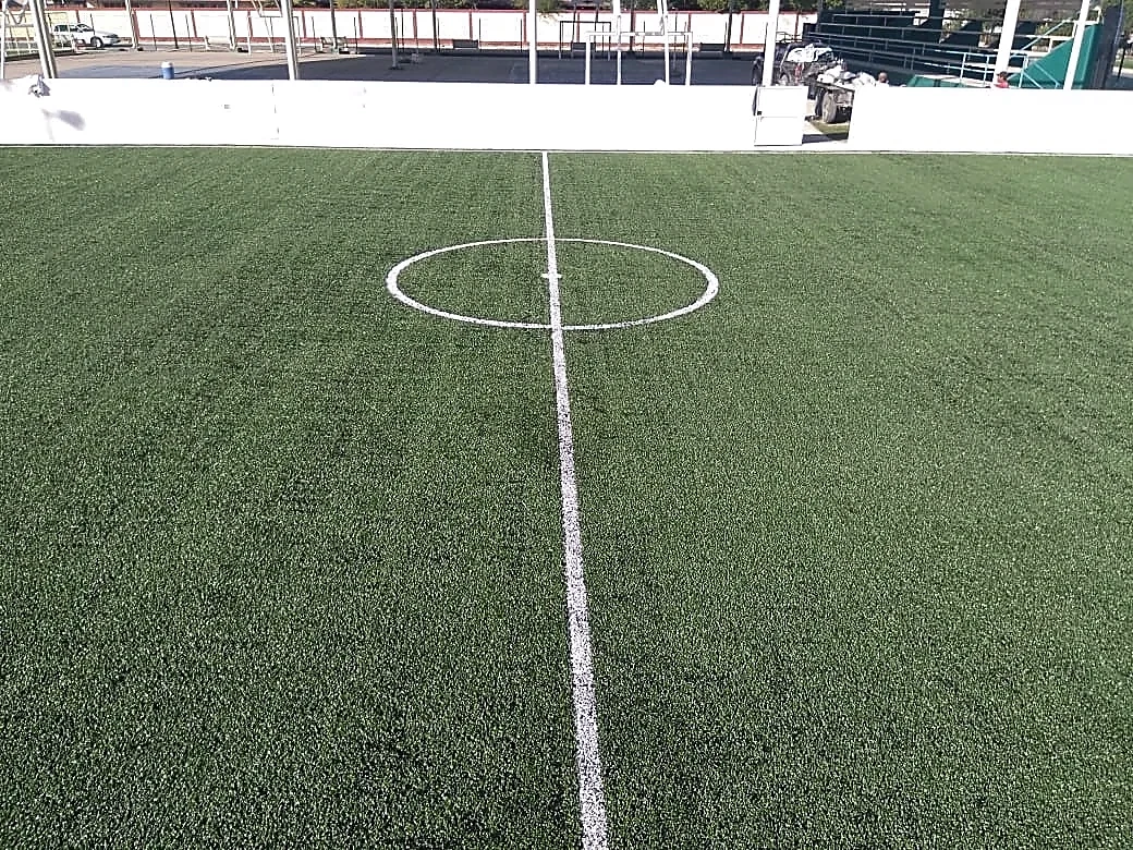 Detalle del pasto sintético de la cancha de fútbol 5 en Ciudad Mier, Tamaulipas