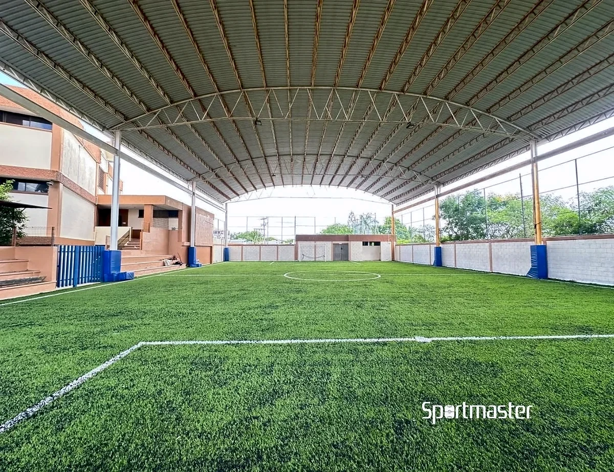 Cancha de fútbol 5 con pasto sintético en Colegio Columbia, Tampico
