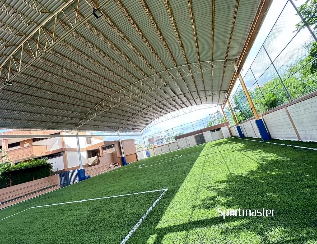 Detalle del pasto sintético de la cancha de fútbol 5 en Tampico, Tamaulipas